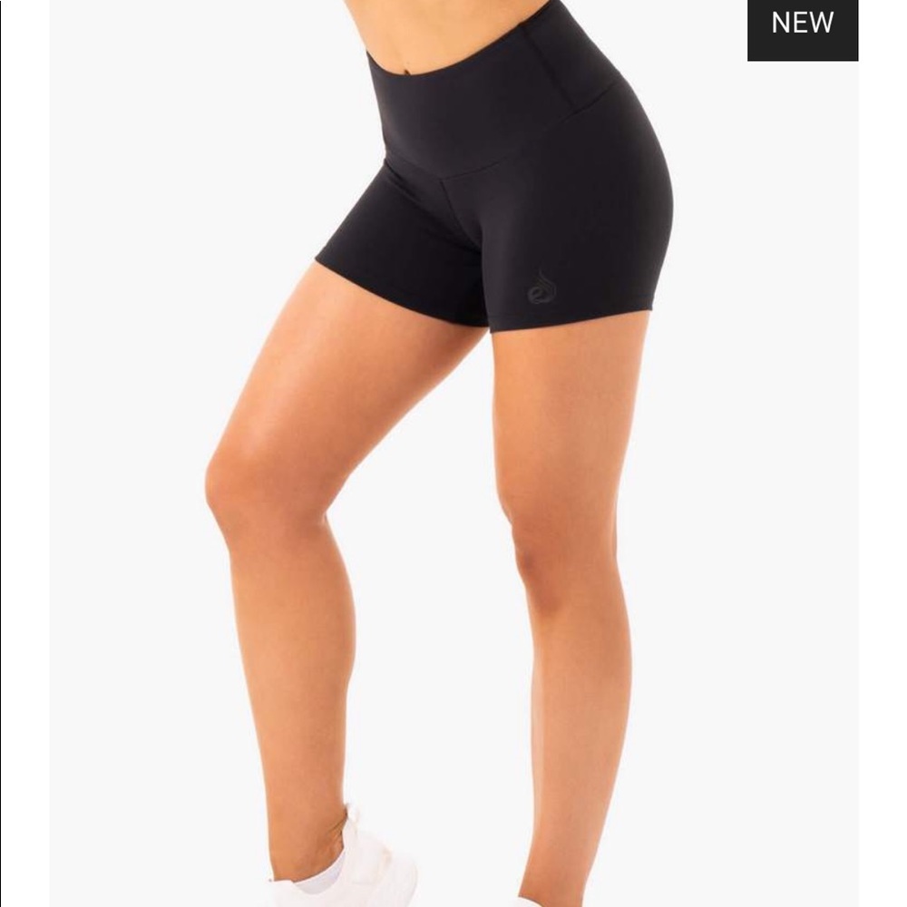 RYDERWEAR- ELEVATE SCRUNCH BUM SHORTS